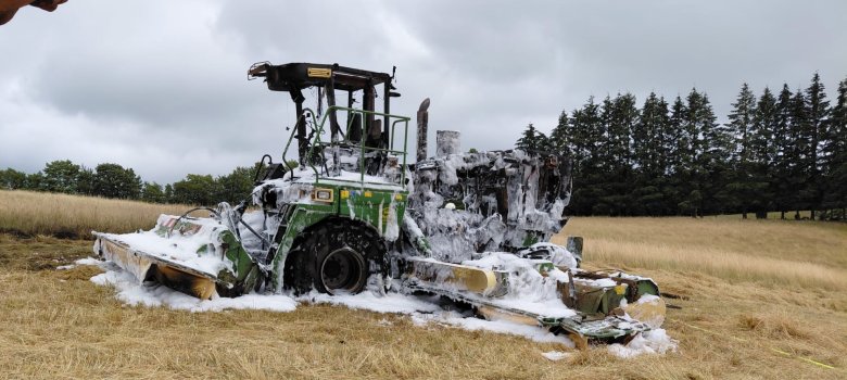 Aggrarfahrzeug mit Löschschaum Aggrarfahrzeug mit Löschschaum