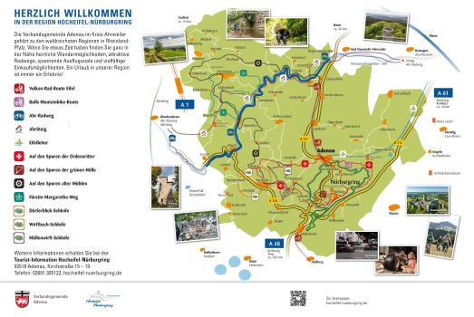 Informationsschild mit dem Titel „Herzlich willkommen in der Region Hocheifel-Nürburgring“. Es beschreibt die Verbandsgemeinde Adenau als waldreiche Region mit Wanderwegen, Radstrecken und Ausflugszielen. Aufgelistet sind verschiedene Routen wie der Ahr-Radweg, die Vulkan-Rad-Route Eifel und der AhrSteig. Unten stehen Kontaktdaten der Tourist Information Hocheifel-Nürburgring in Adenau.