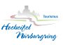 Logo mit dem Text „Hocheifel Nürburgring“ in blauer Schreibschrift und „Tourismus“ in blauer Druckschrift. Im Hintergrund eine graue Burgsilhouette, grüne Hügel und eine Straße mit rot-weißen Randstreifen.
